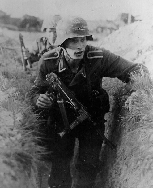 WW2 WWII Photo German Soldier in Trench with MP40 World War Two