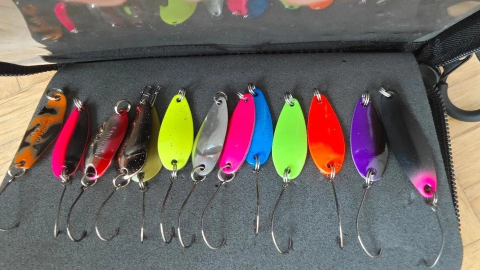Zum Verkauf steht VINTAGE ANGELN WOBBLERS, Blinker, Tasche, Neu