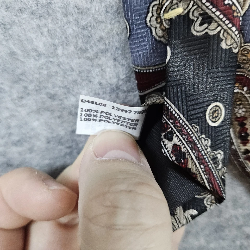 Corbata Wembley negra y gris cachemira 100 % poliéster hecha en EE. UU. 4x56 detalles rojos Foto 4 de 4