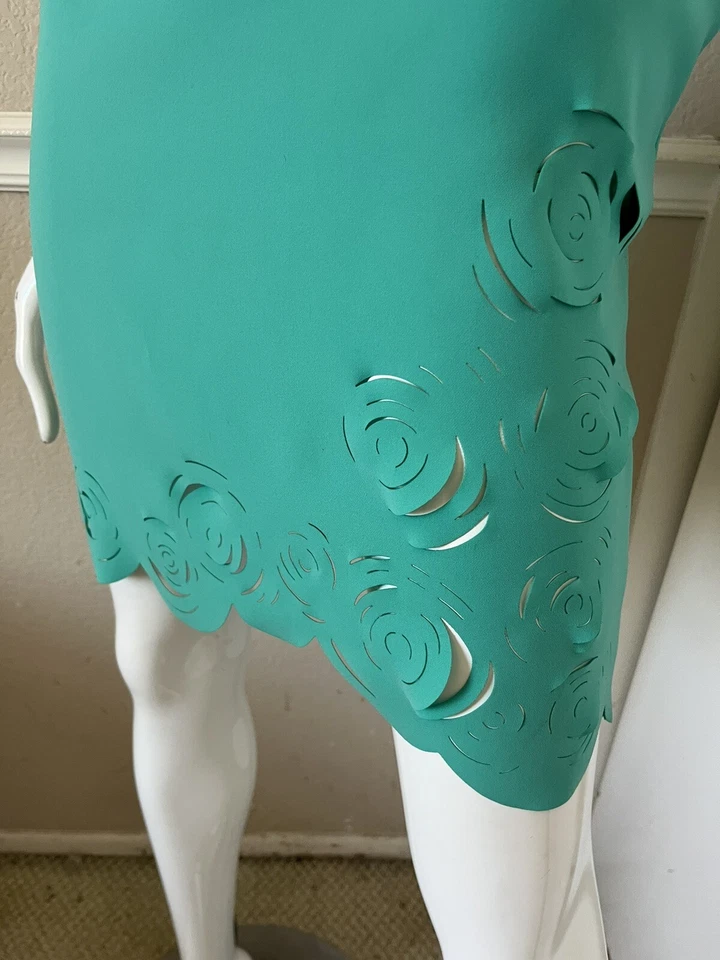 VERSACE ¡NUEVO! Vestido ceñido al cuerpo elástico sin mangas verde azulado brillante con dobladillo corte láser Foto 4 de 4