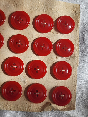Plaque De 24 Boutons Anciens Rouge à 4 Trous - Diamètre 1,7 Cm - Référence T18 - Occasion