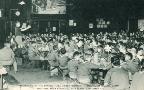ca 1948 Boy Scout postcard, Treasure Island Camp,scouting,dining hall singing,MI - Afbeelding 1 van 2