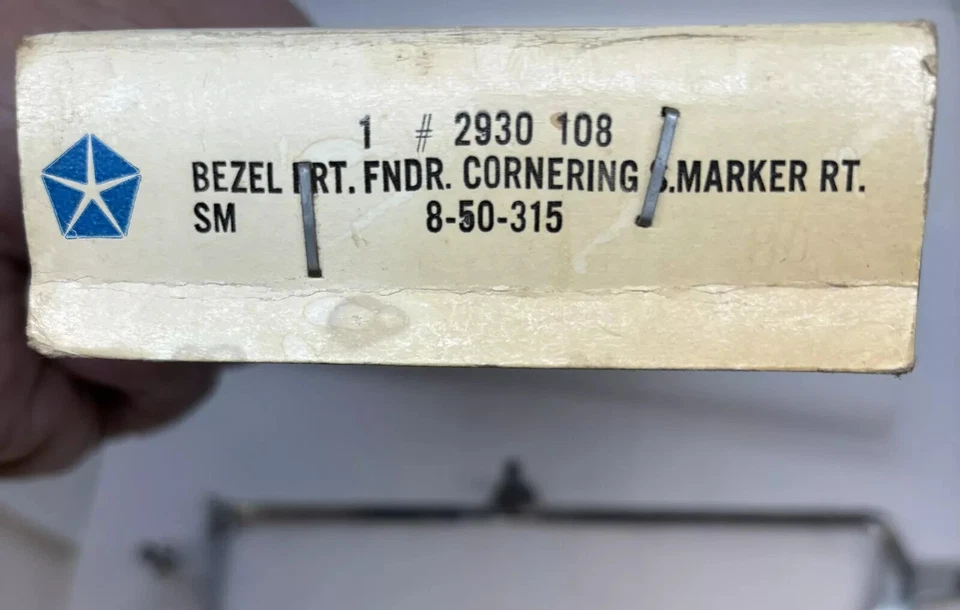 1969 Chrysler New Yorker Newport moldura de lente de canto direito 2930108 novo na caixa - Imagem 4 de 4