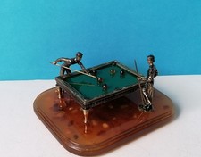 Billard-Spieler am Tisch Miniatur Messing Metallfigur rekonstituiertem Bernstein