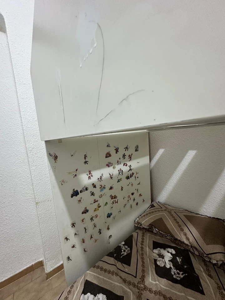 Litera alta de madera blanca con estantes: diseño que ahorra espacio - Imagen 4 de 4