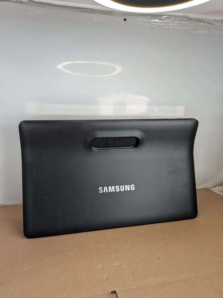 Samsung Galaxy View SM-T670 18.4" Tablet Android 5.1.1 AT&T - Won't Turn On - Image 2 of 3