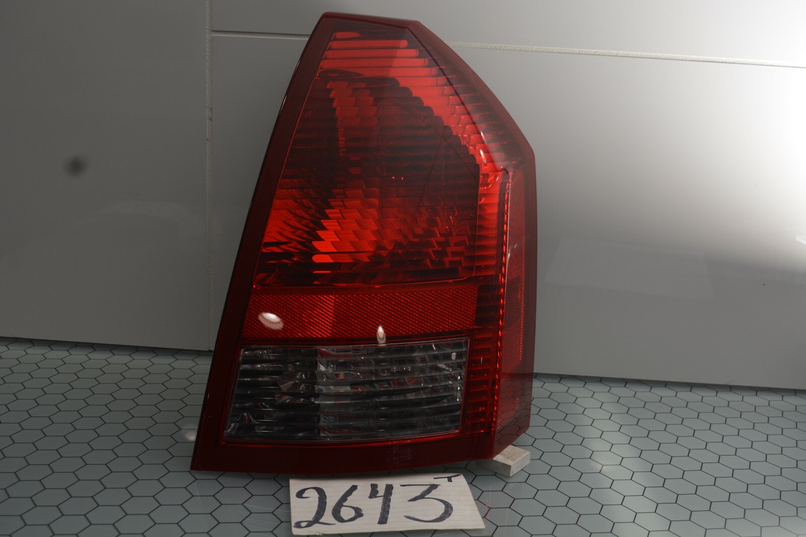 2005 Chrysler 300 PASSENGER Side Tail Light Used Rear Lamp #2643-T 