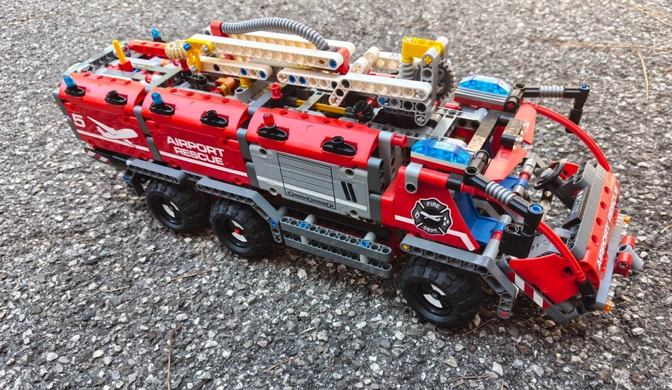 LEGO Technic 42068 Airport Rescue Vehicle, foto 1 di 4
