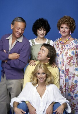 BEAUTIFUL SUZANNE SOMERS JOYCE DEWITT & JOHN RITTER THREE'S COMPANY 5X7 Photo