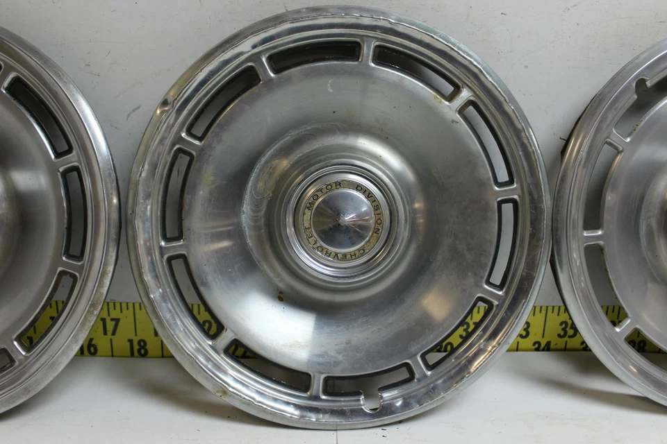 Б/у оригинальный производитель GM набор из 4 14-дюймовых колпаков ступицы крышки колеса 3990555 1971-1974 Chevrolet (3611) - Изображение 3 из 4