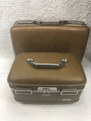 it suitcase and vanity set