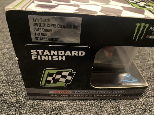 2018 KYLE BUSCH #18 CHICAGOLAND RACE WIN SKITTLES ROSSO BIANCO E BLU 1:24 PRESSOFUSO - Foto 8 di 8