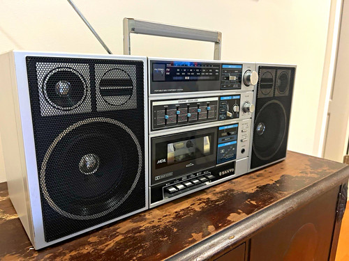 SANYO C-30 AM/FM Cassette Boombox Graphic Equalizer 1984