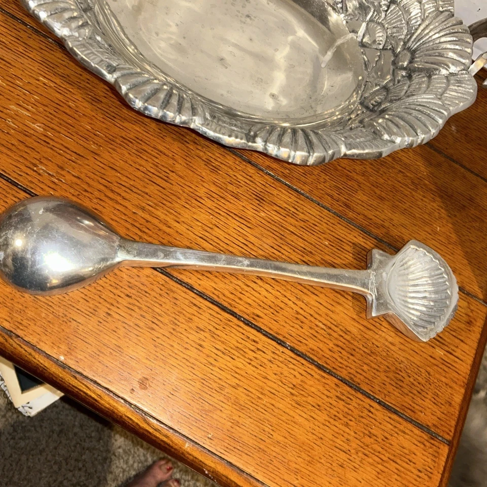 GRAN PARA SERVIR/ENSALADERA Y UTENSILIOS DE ALUMINIO CON MOTIVO DE CONCHA MARINA Foto 4 de 4