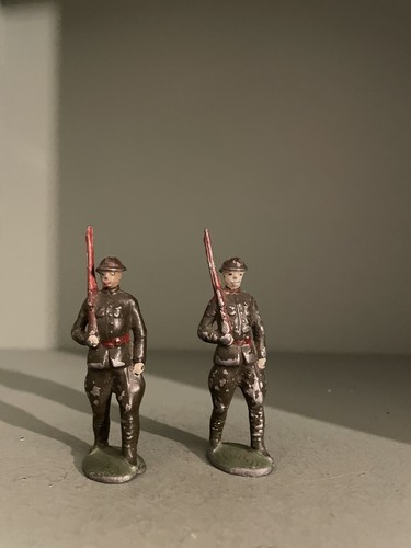 Lead Toy Soldiers by Quiralu. 2 British Soldiers marching at the slope.60mm. WW1