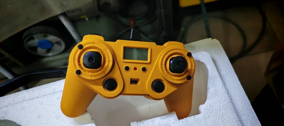 Escavatore AMEWI 22501 Full Metal Fumo e suoni - Immagine 2 di 4