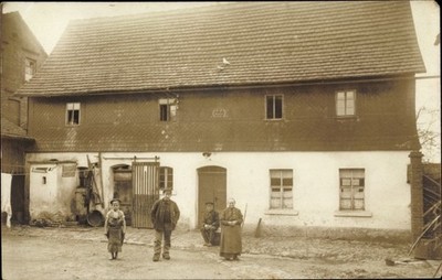 Photo postcard Beiersdorf near Reichenbach Fraureuth, family in front of a... - 10418110