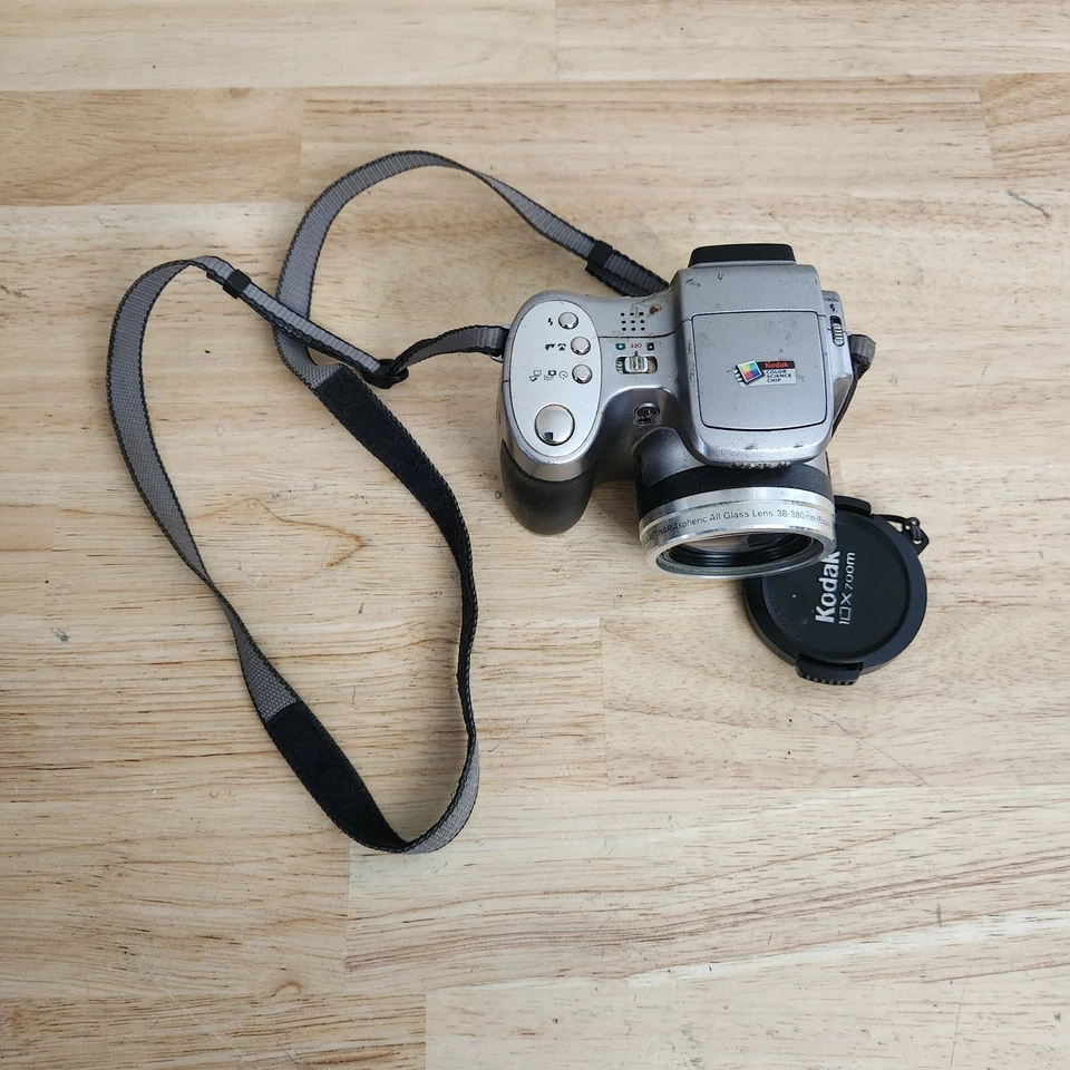 Kodak EasyShare Z740 5.0MP Digital Camera - Silver 10x Zoom - For parts - Image 2 of 4