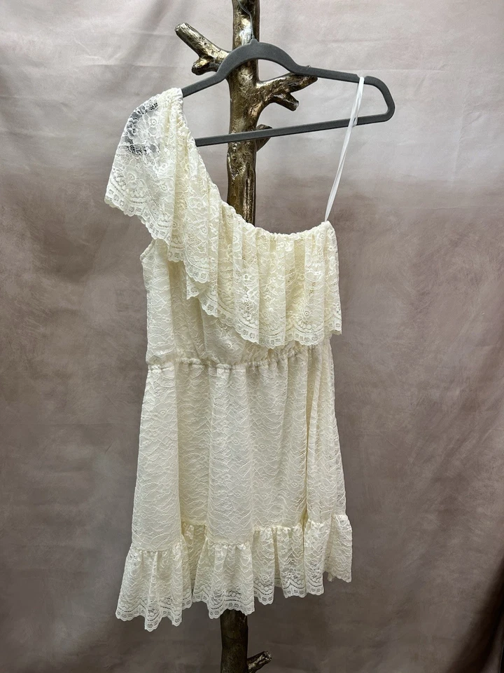 Vestido Love Fire Hombro Único Crema Encaje Ajuste y Acampanado Talla L Foto 4 de 4