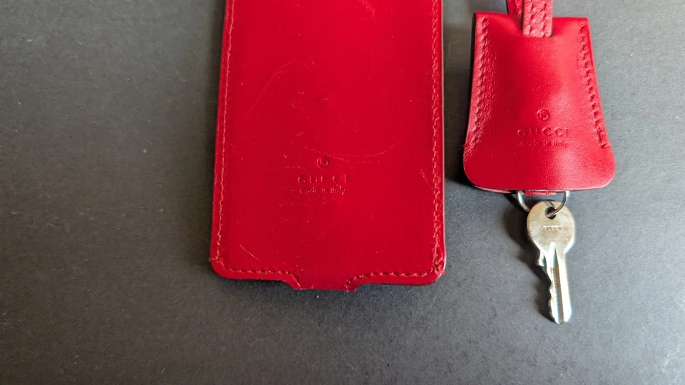 GUCCI Candado Plateado Cadena con 1 Llave, Clochette Rojo y Etiqueta de Equipaje Roja, Auténtico Foto 2 de 4