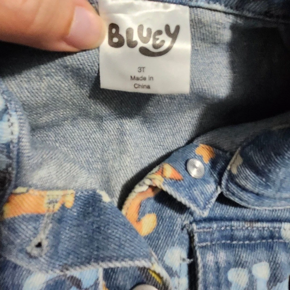 Chaqueta vaquera azul con estampado de dibujos animados Foto 4 de 4