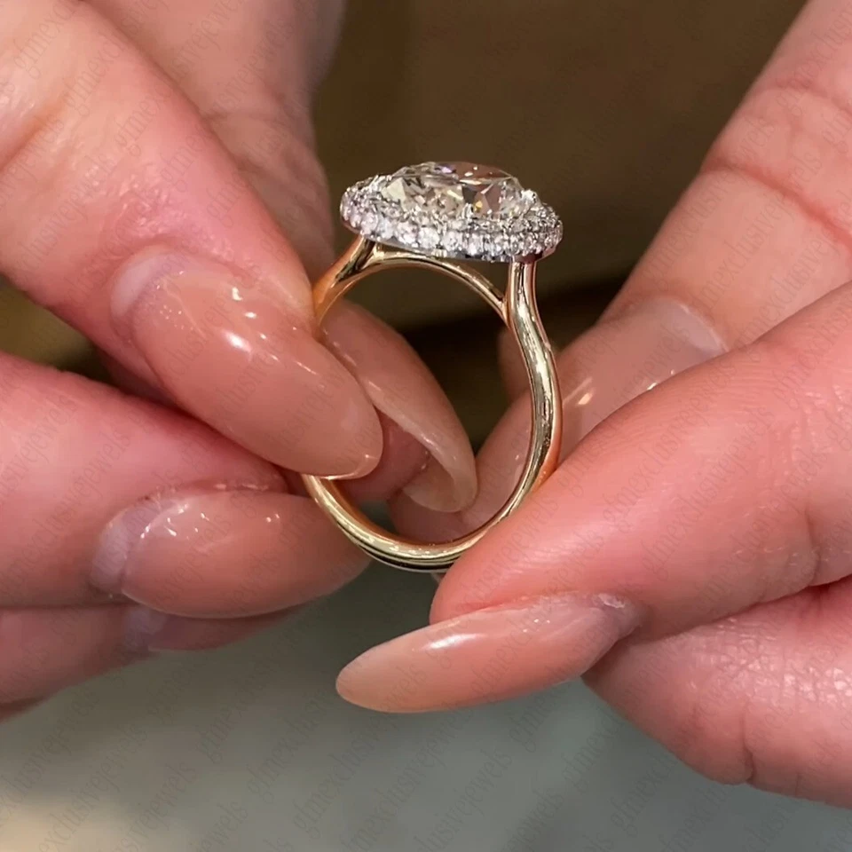 Anillo de compromiso con halo de moissanita de corte ovalado de 2,32 TCW en oro sólido de dos tonos de 14 K Foto 4 de 4