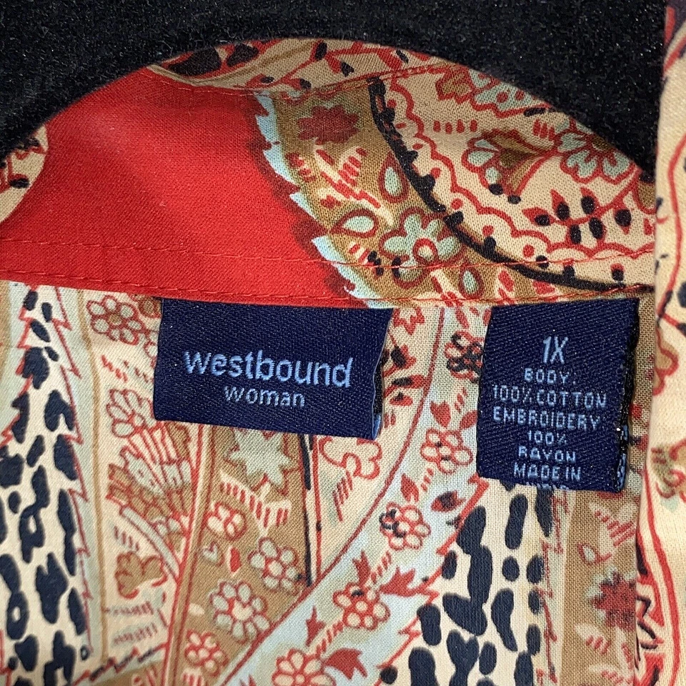 Blusa abotonada para mujer Westbound 1X roja con estampado de animales y cachemira adornada Foto 3 de 4