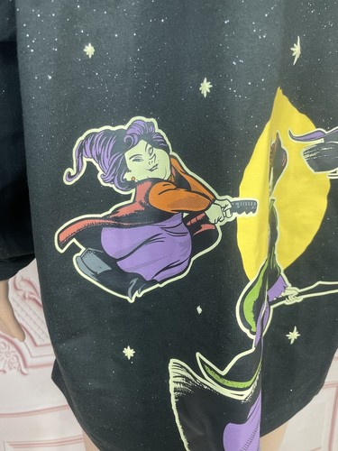 Maglietta 2023 Disney Parks Hocus Pocus Villain Incantevole Halloween Spirit GRANDE - Foto 3 di 19