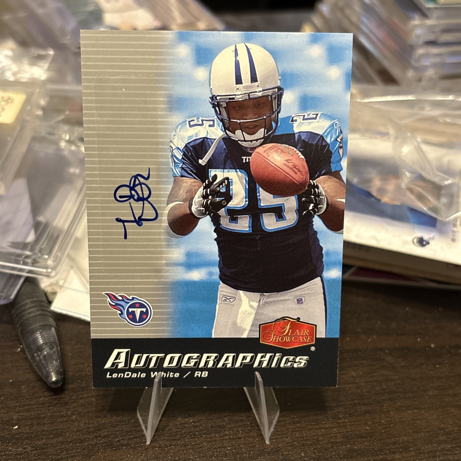 2006 Flair Showcase Autographics LenDale White #AU-LW Rookie Auto RC titans