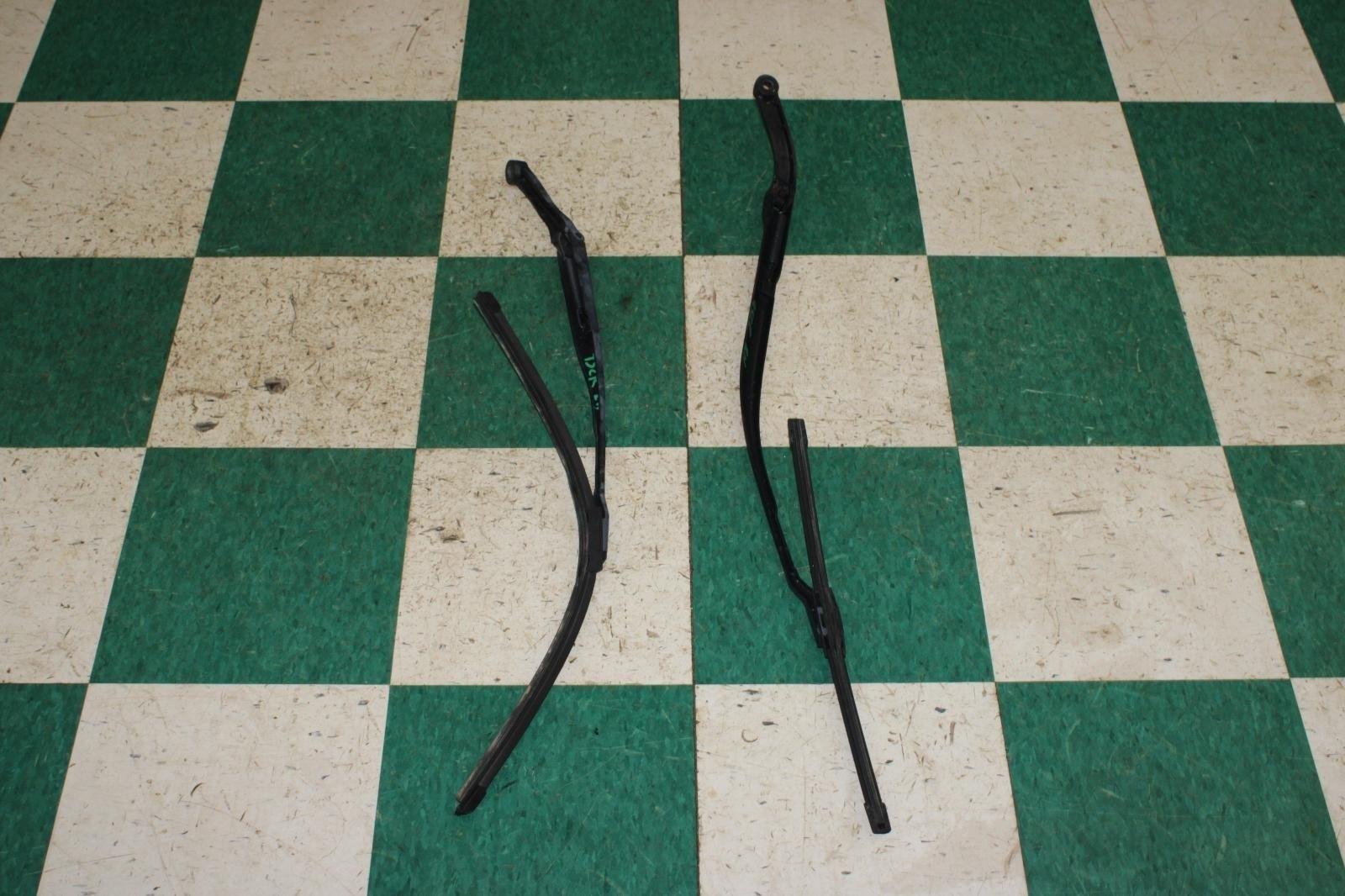 Maserati Ghibli 2014-2022 Front Right Wiper arms Pair