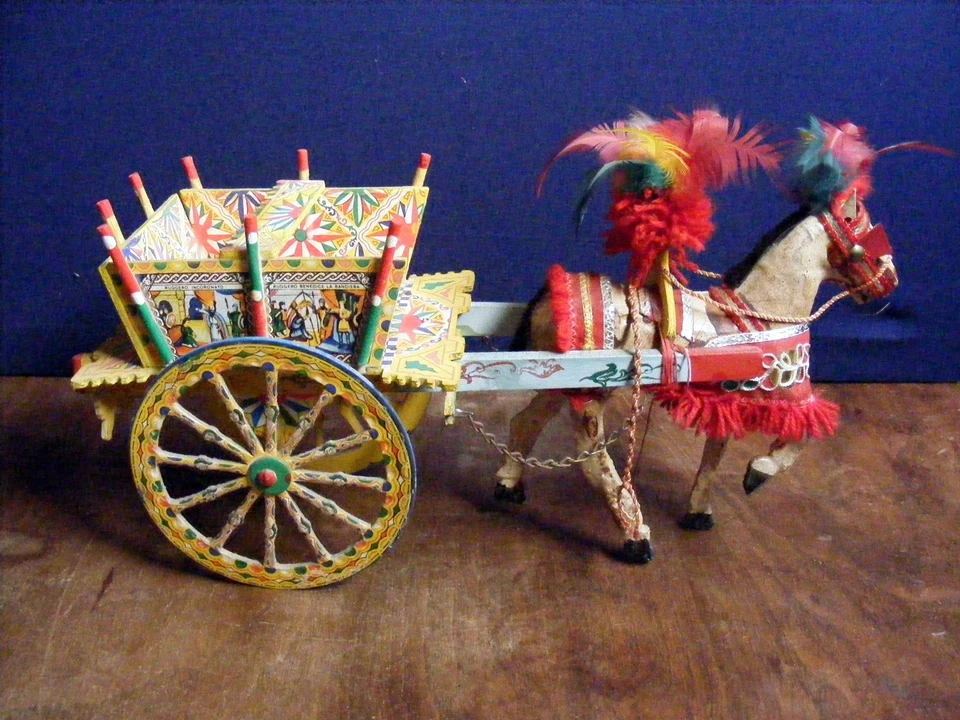 Magnifique Chariot en bois Paint et cheval bien garnis de plume 43 cm de long. - Photo 1/4