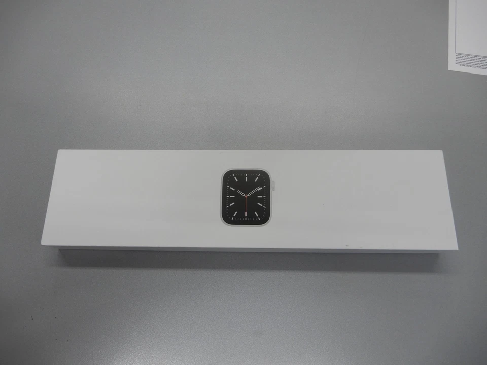 Apple Watch Series 6 Aluminum 40mm (GPS Only, No Cellular) SILVER WITH BOX CORD - Image 4 of 4