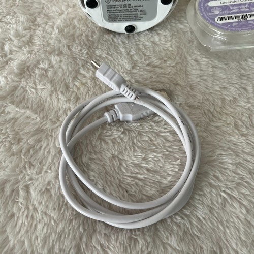 Scentsy Go Solid White Electric Diffuser & 1 Lavender Cotton Pod LOOK AT CORD - Picture 6 of 7