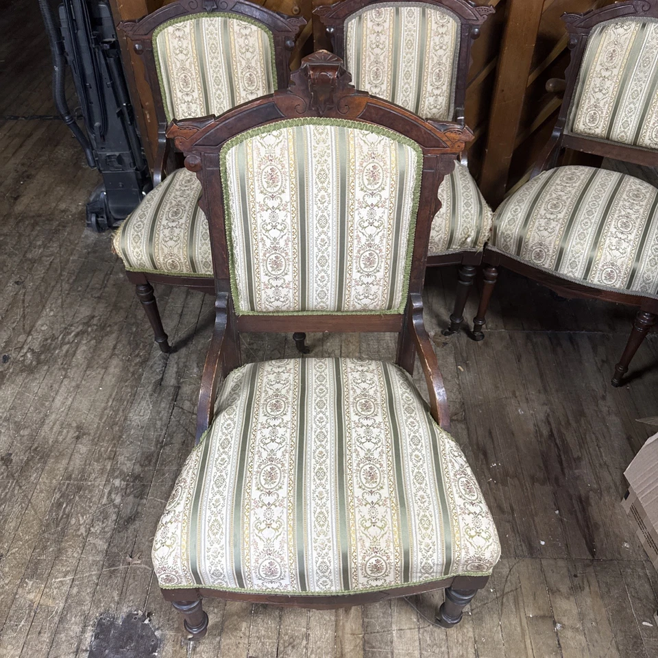 Juego de 4 sillas antiguas de comedor de madera tallada estilo Eastlake floral Foto 2 de 4