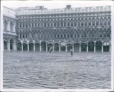 1964 Venice Piazza Flooded Ankle Deep Pedestrians Crossing Travel 8X10 Photo