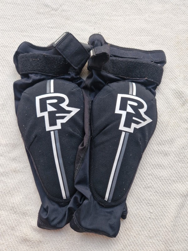 Race Face Charge Kneepads Size M