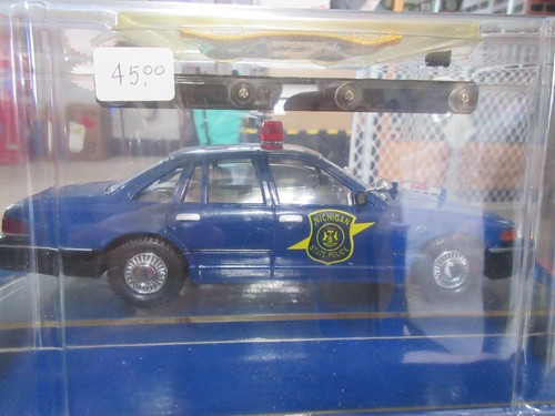 1:24 Code 3 Michigan State Police 1994 Ford Crown Victoria & Patch - Picture 8 of 11