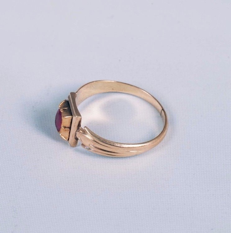 14K Yellow Gold Circa 1900 Oval Ruby Ring app. 1/… - image 2