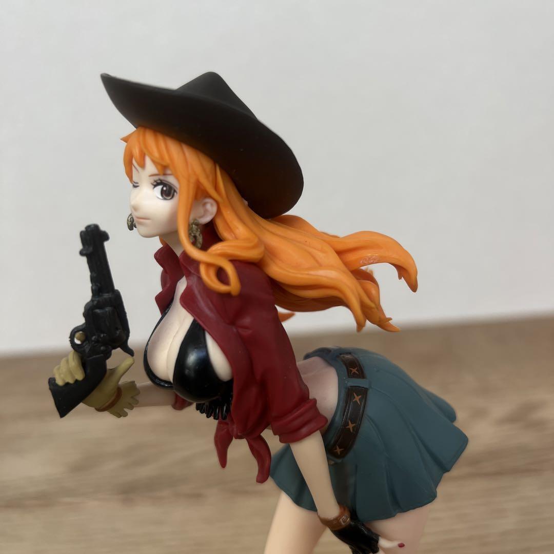 Figure Nami (Casino Suit) ONE PIECE World Collectible Figure