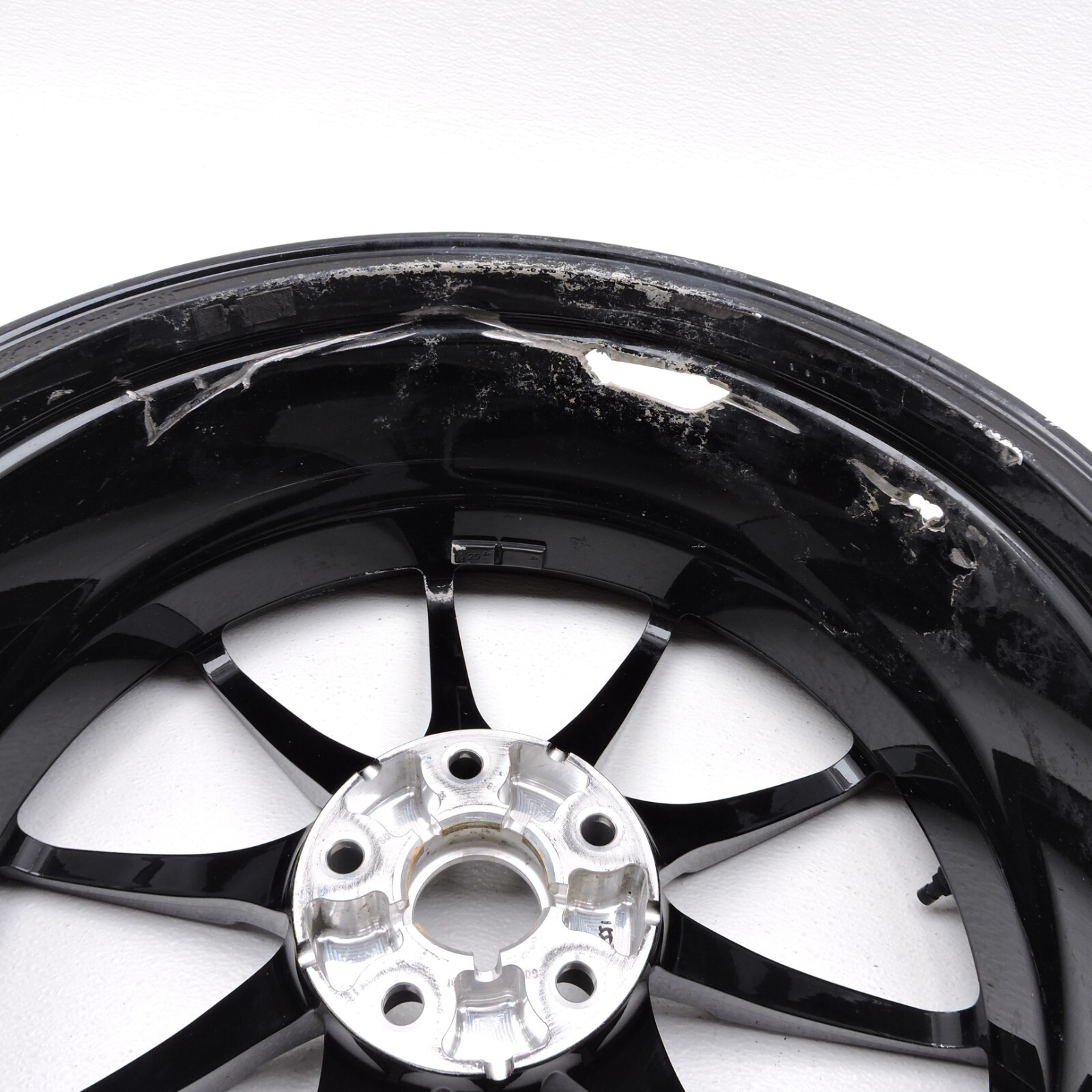 19-21 Mclaren 600LT 19 19x8 Rim Front Ultra Lightweight Wheel ET32.75 Bad -2424B