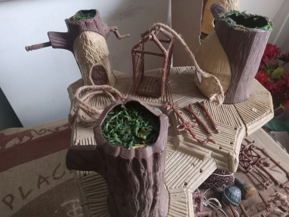 De colección 1983 Kenner Star Wars EWOK VILLAGE Treehouse Juego 100% COMPLETO Extra  Foto 2 de 4