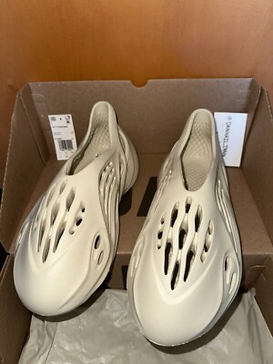 NEW Adidas Yeezy Foam RNNR/Runner Sand Size 10