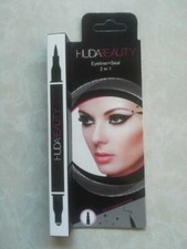 Delineador de ojos líquido Huda beauty delineador de ojos + sello 2 en 1 color negro para mujer