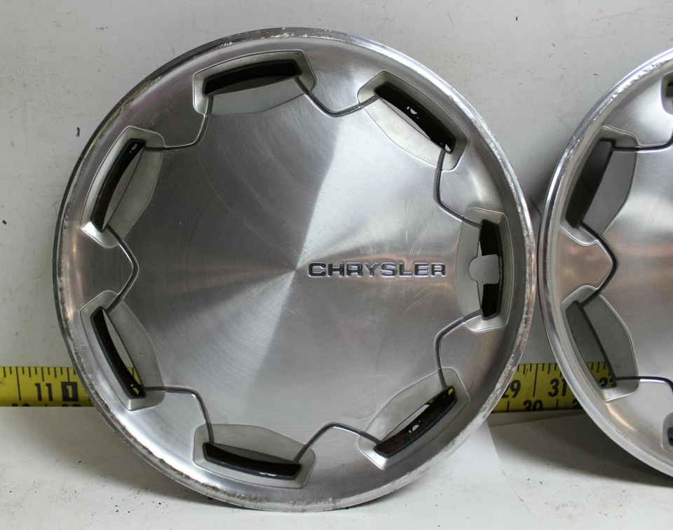 Tampas de cubo usadas OEM Mopar 14" tampas de roda 1985-1986 Chrysler LeBaron (3786) - Imagem 2 de 4