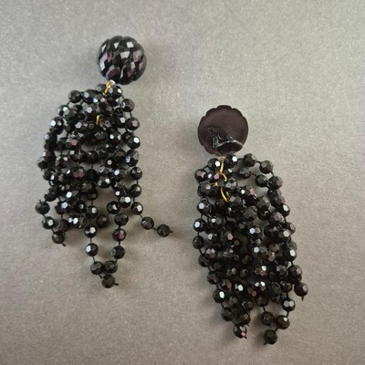 Elegante schwarze Clip-Ohrringe mit Perlensträngen   Glamouröser Vintage-Look