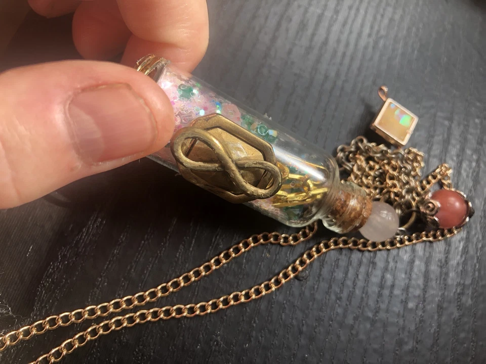 poción infinita mágica cuarzo rosa hecha a mano botella única en su clase Foto 2 de 4