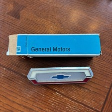 Vintage Nos Gm Chevrolet Bowtie Emblem 8746653 Blue White Red Silver Trim Box