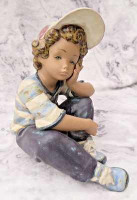 Große Vintage Lladro Gres Figur sitzender Junge im gestreiften Shirt und Mütze top