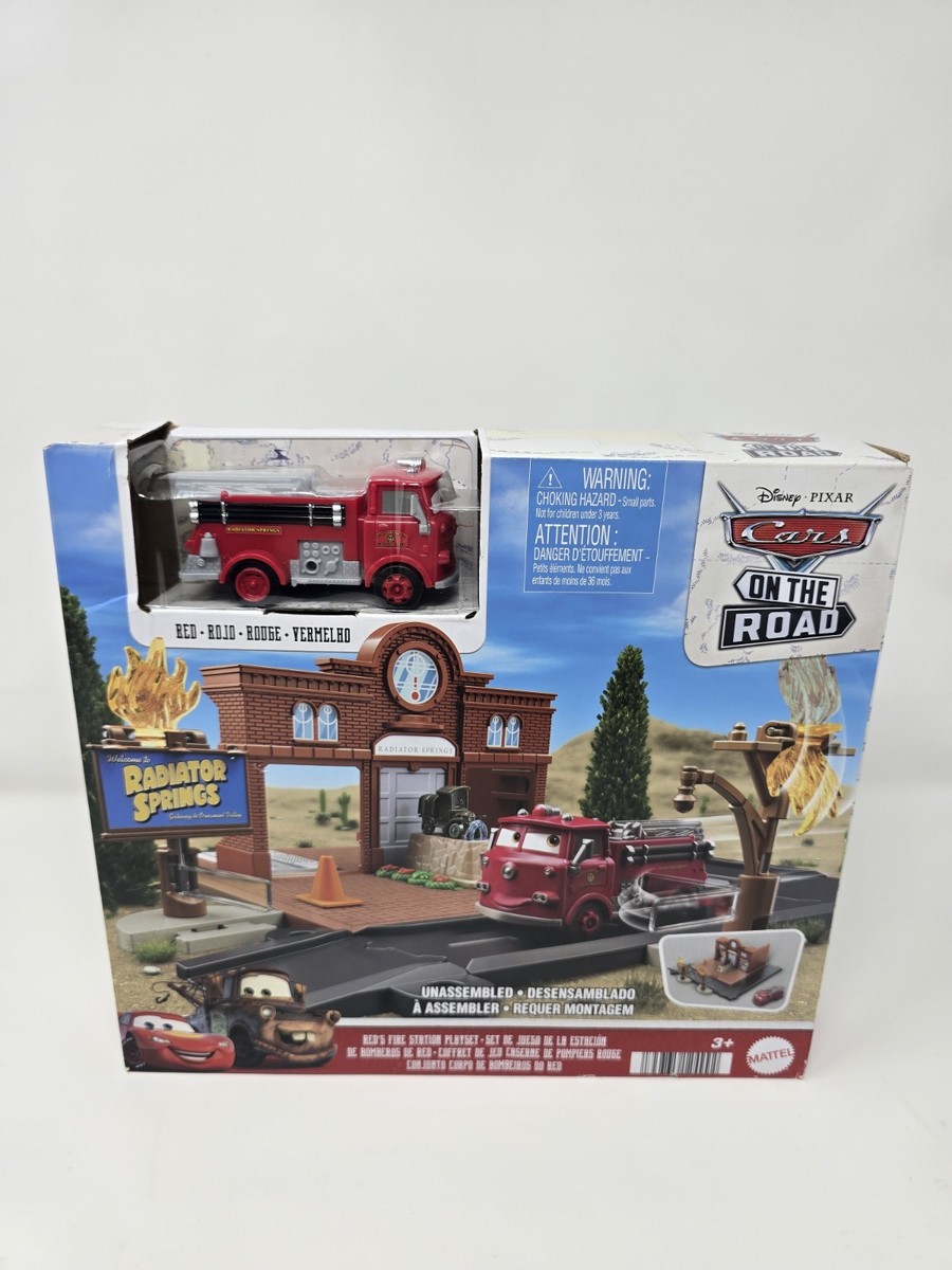 New RED'S FIRE STATION Playset CARS ON THE ROAD Red Fire Engine