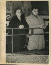 1962 Press Photo Mrs. Angela Sanchez & son in pray at St. Patrick's Cathedral
